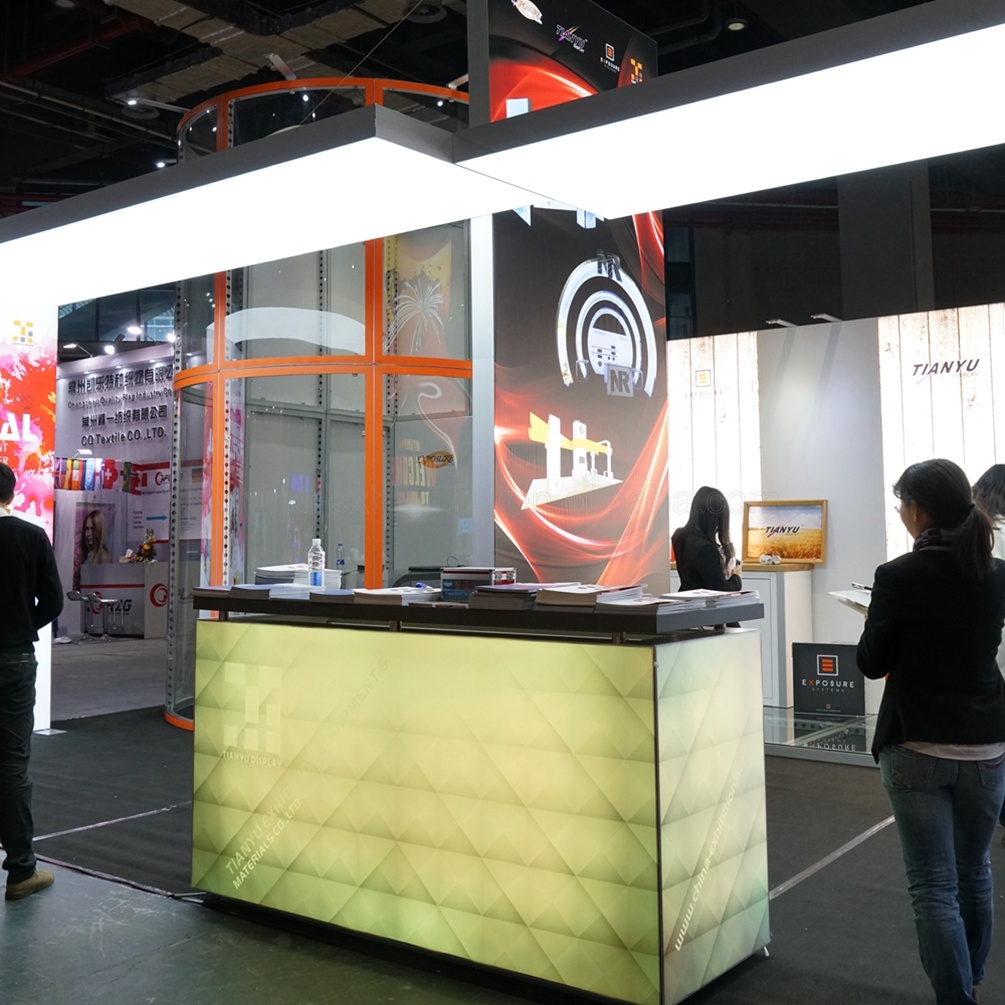 Nuovo design personalizzato per stand espositivo con insegna LED e logo aziendale